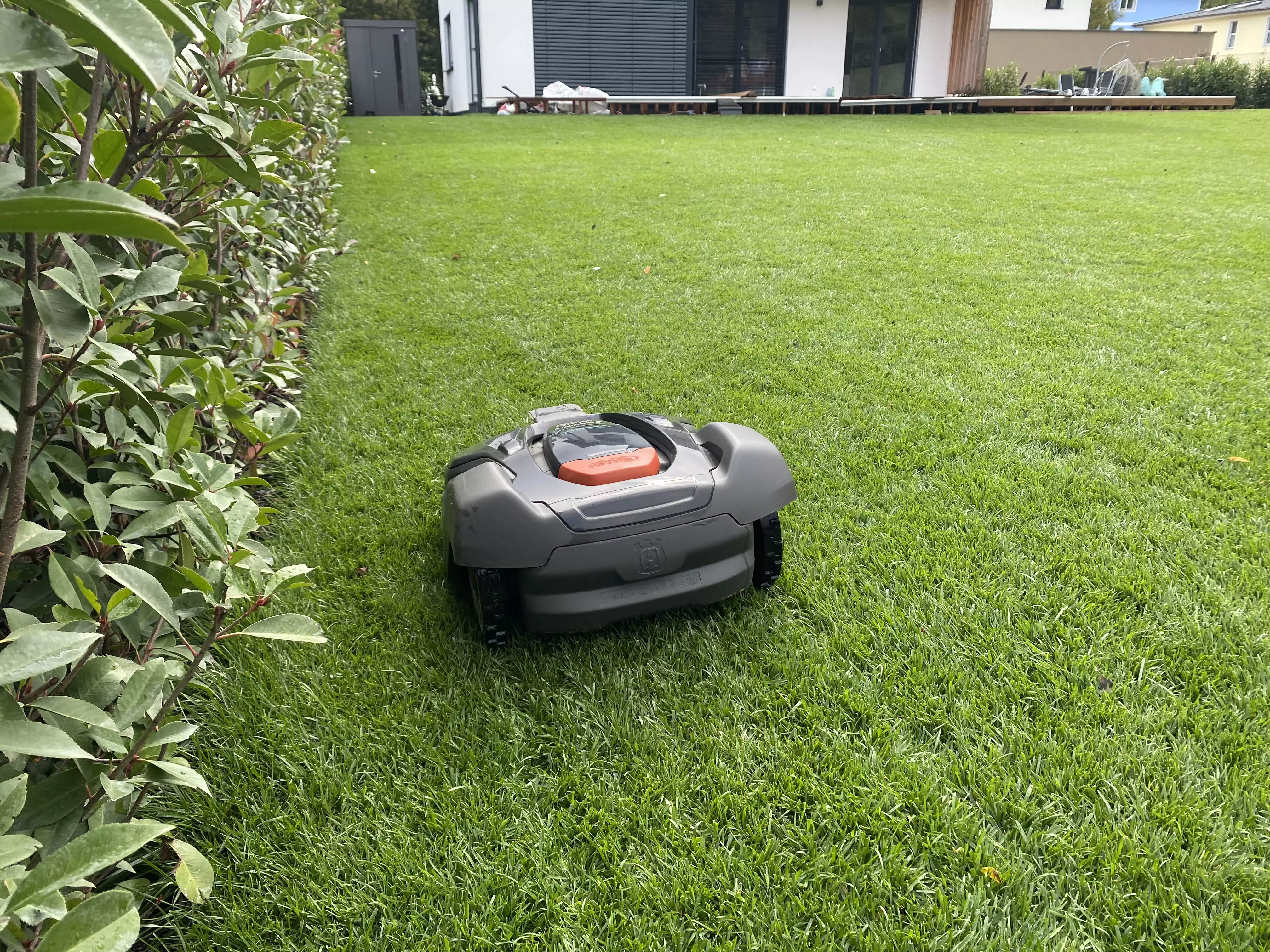 Intelligentes Husqvarna Automähen Nera für komplexe, große Rasenflächen bis zu 3200 m² volskyi-garden.at