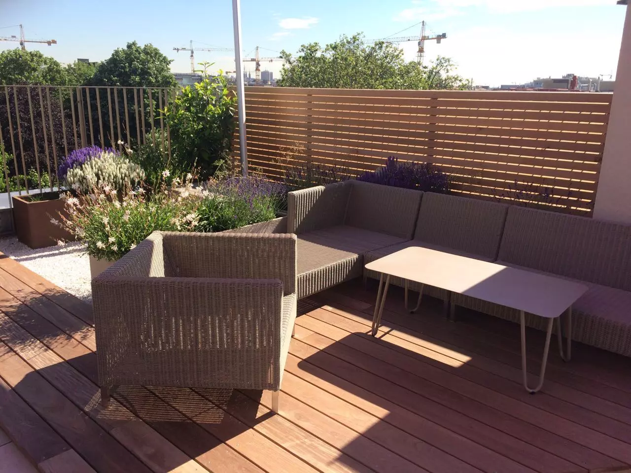 Sonnige Terrasse 1120 Wien mit Möbel